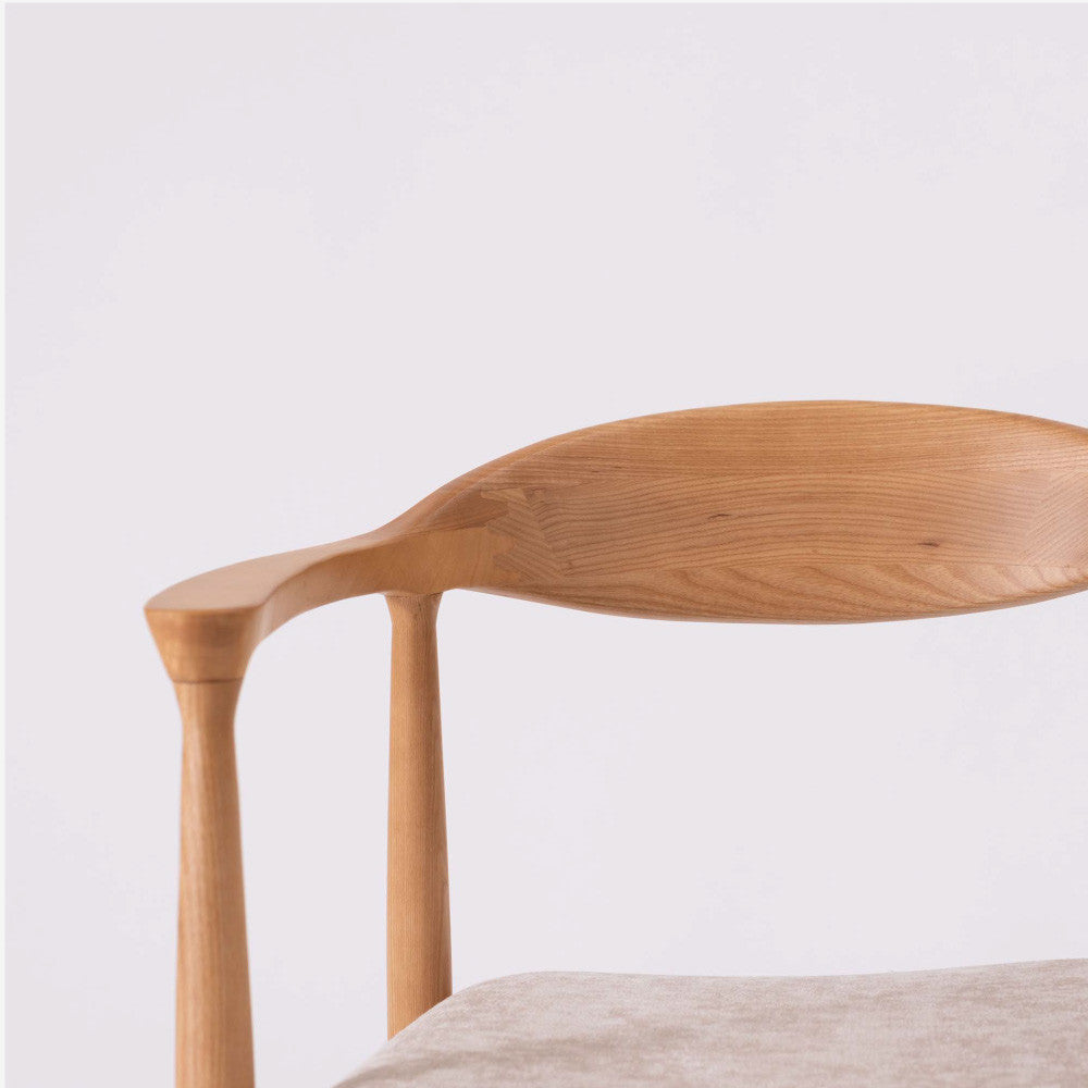 肘掛け付き北欧ダイニングチェア