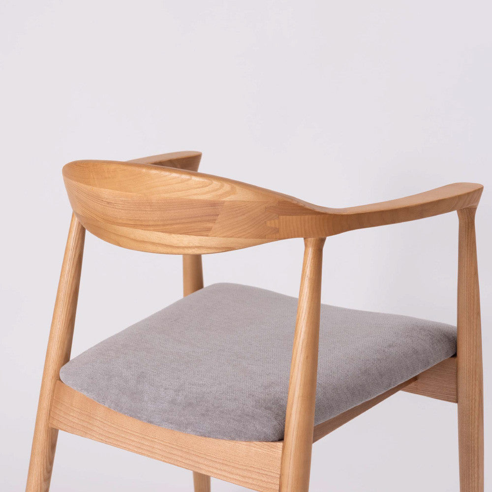 肘掛け付き北欧ダイニングチェア