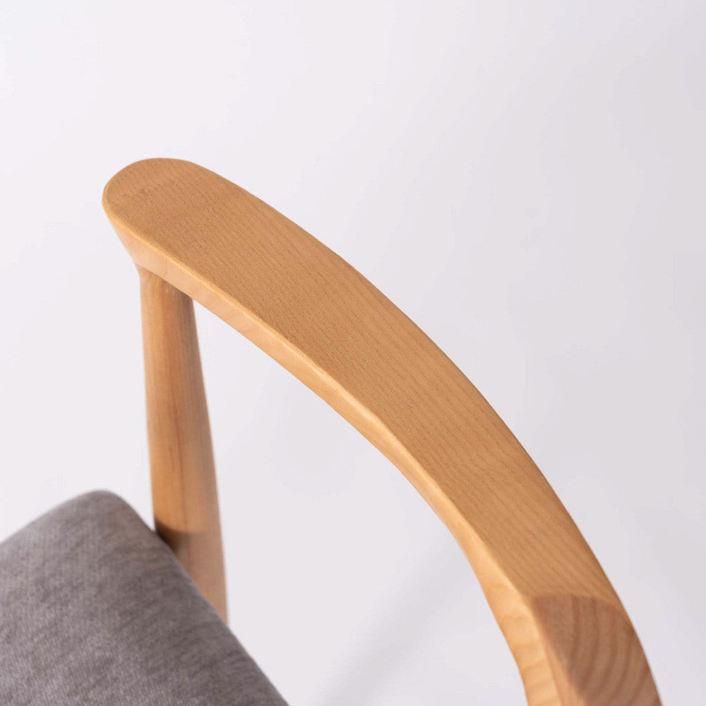 肘掛け付き北欧ダイニングチェア