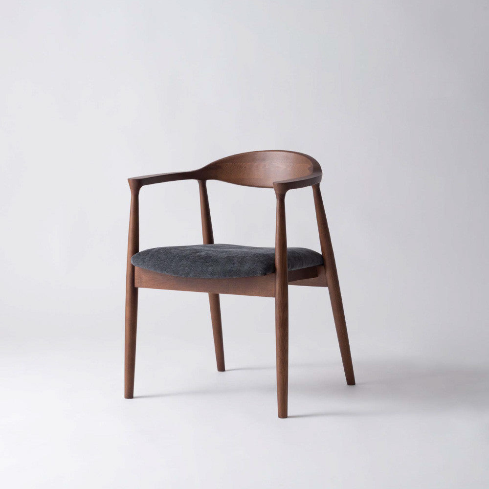 肘掛け付き北欧ダイニングチェア