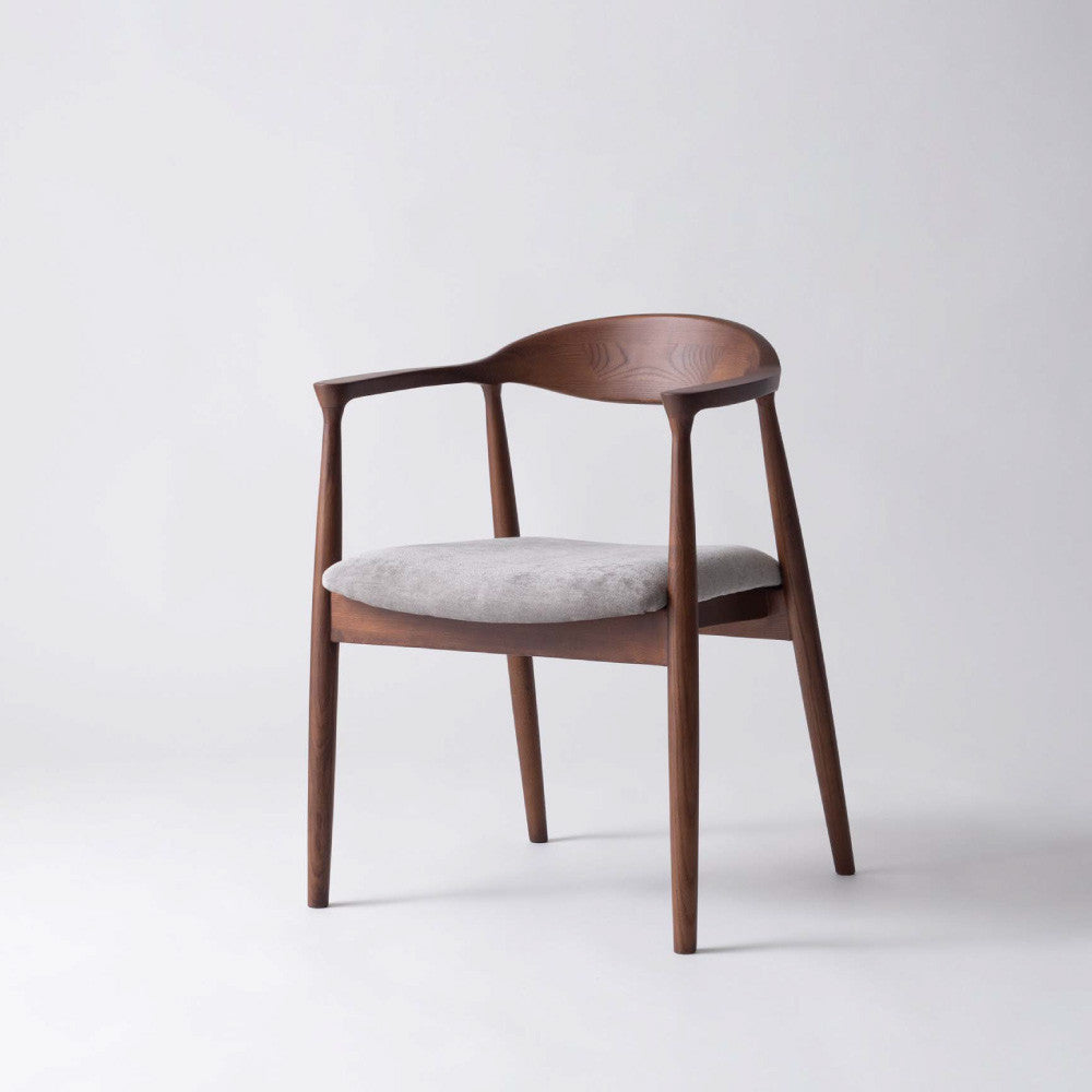 肘掛け付き北欧ダイニングチェア