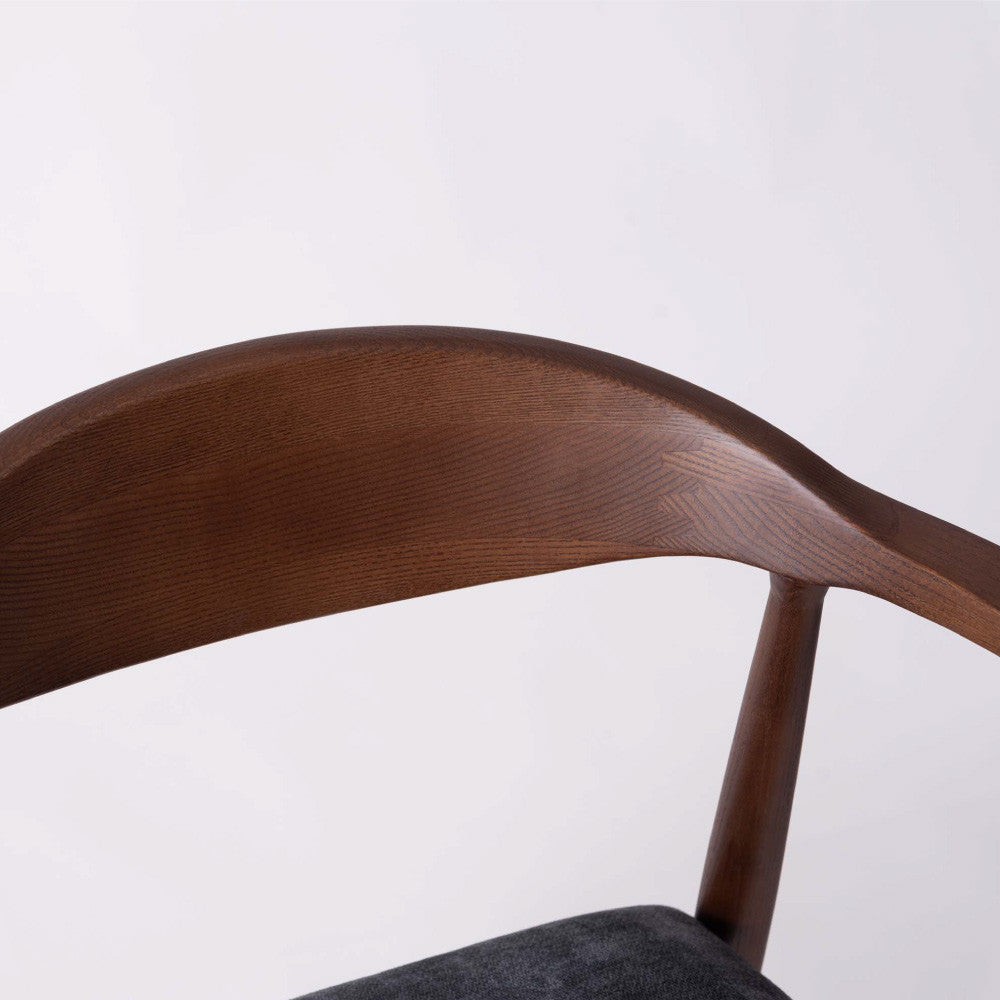 肘掛け付き北欧ダイニングチェア