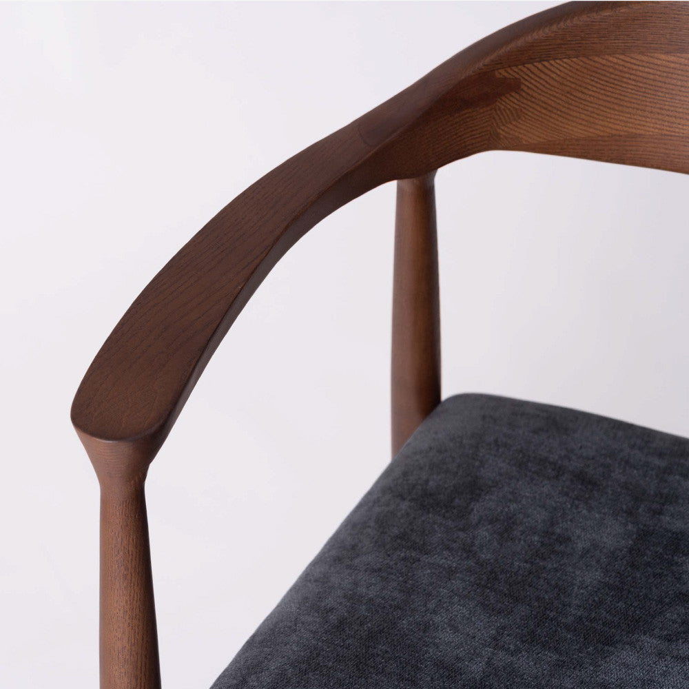 肘掛け付き北欧ダイニングチェア