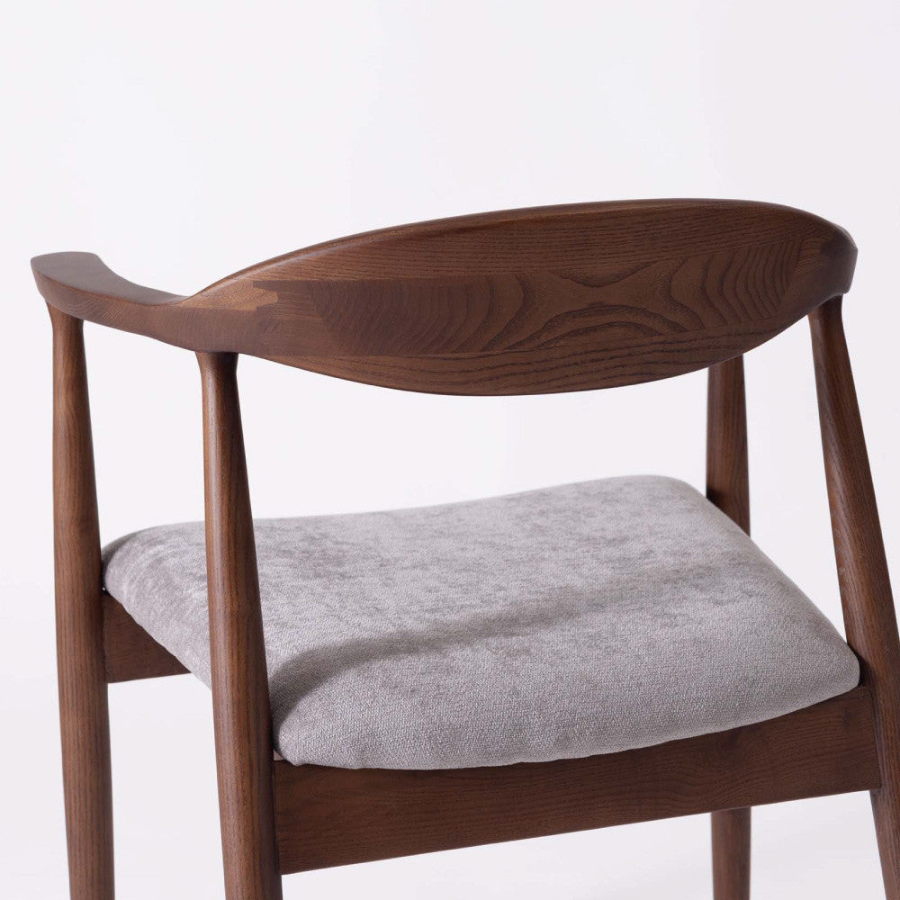 肘掛け付き北欧ダイニングチェア