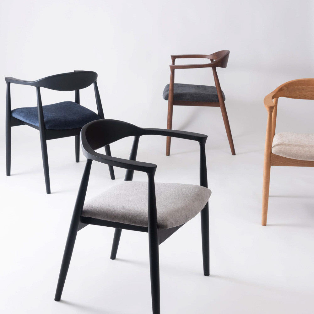 肘掛け付き北欧ダイニングチェア