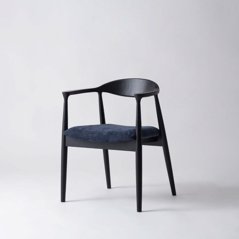 肘掛け付き北欧ダイニングチェア