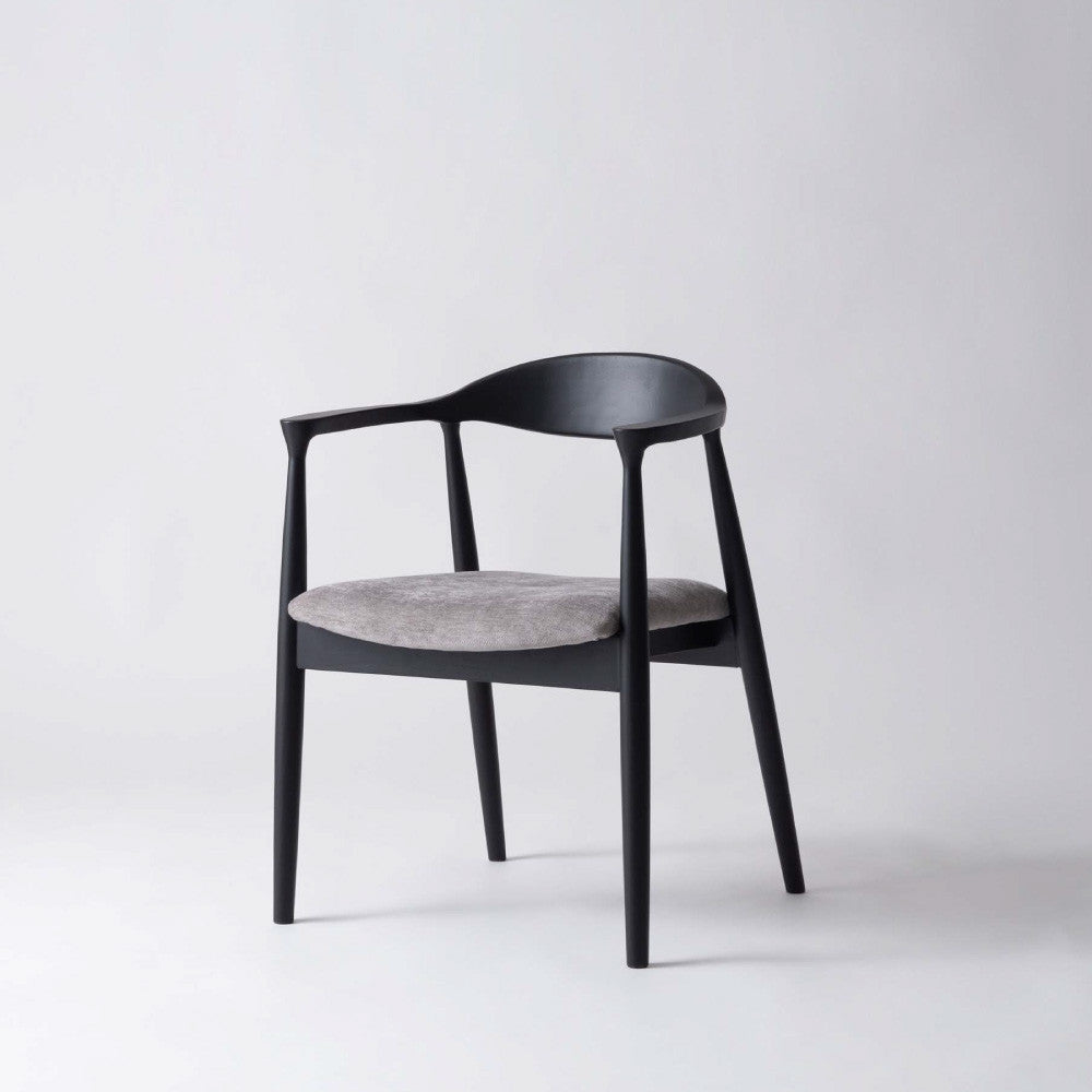 肘掛け付き北欧ダイニングチェア