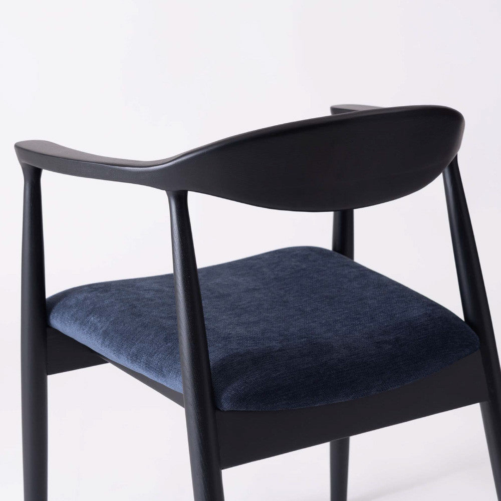 肘掛け付き北欧ダイニングチェア