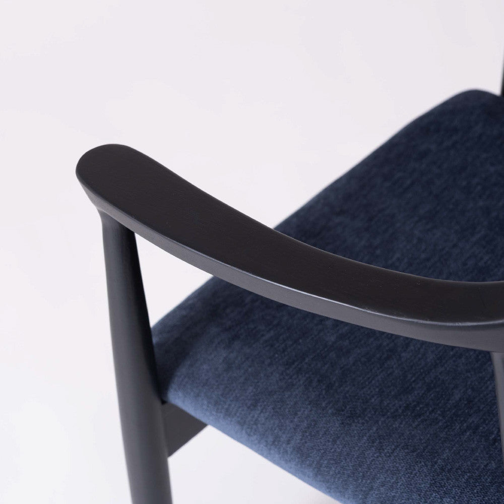 肘掛け付き北欧ダイニングチェア