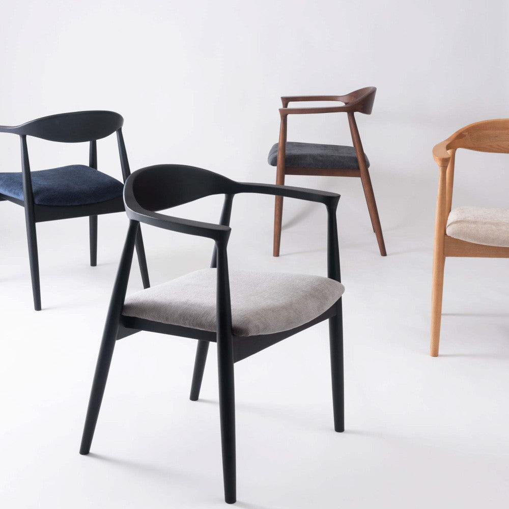 肘掛け付き北欧ダイニングチェア