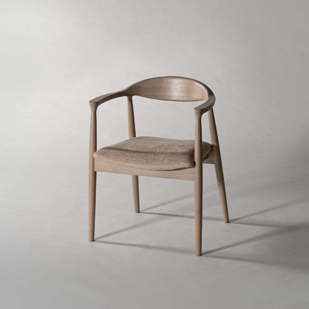 肘掛け付き北欧ダイニングチェア