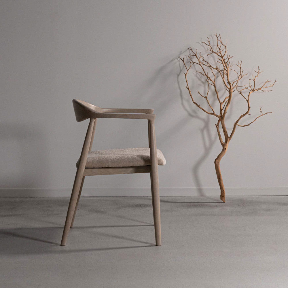 肘掛け付き北欧ダイニングチェア