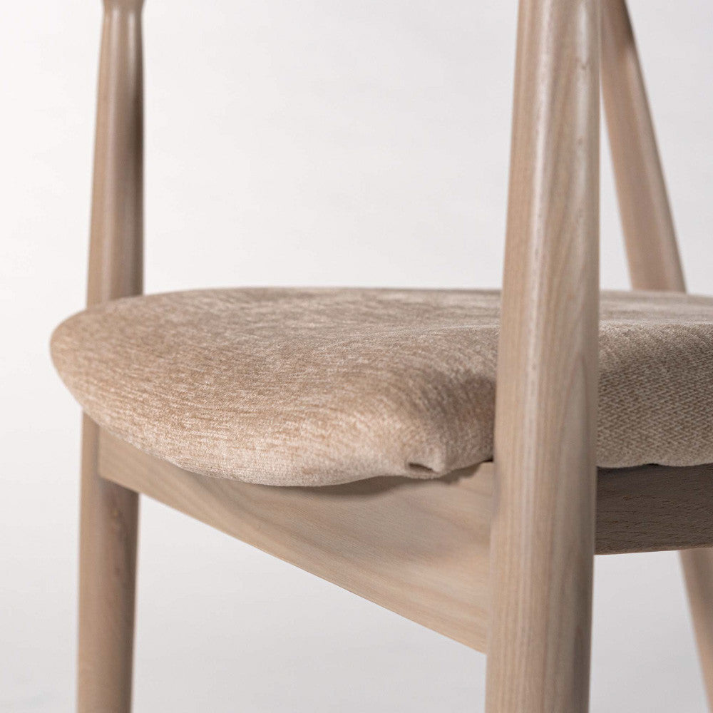 肘掛け付き北欧ダイニングチェア